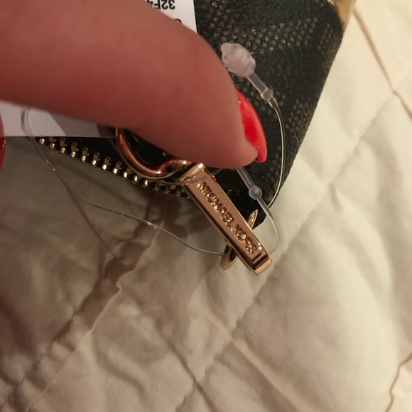 NWT! Michael Kors jet set travel wristlet! - Picture 6 of 6